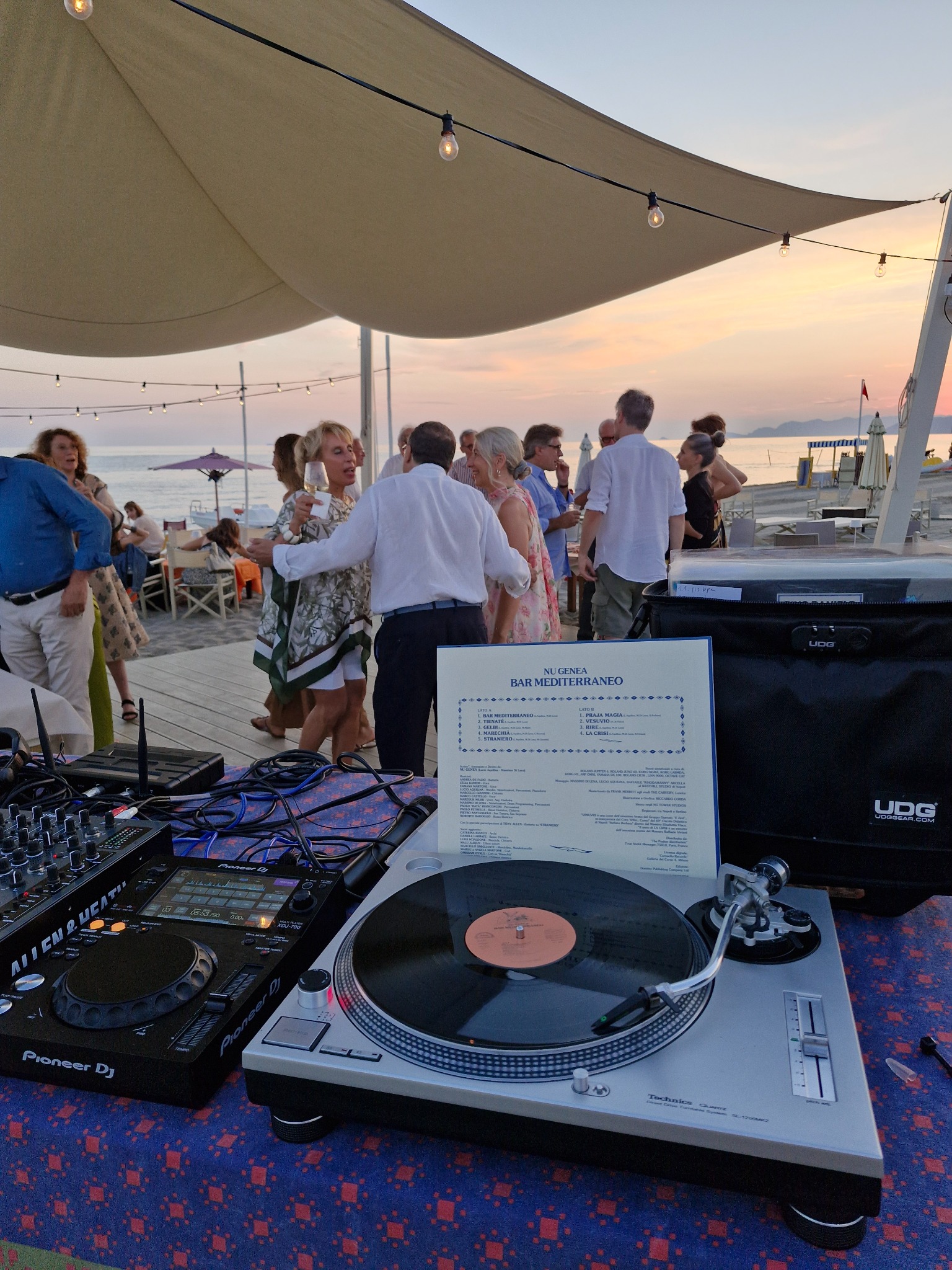 Giradischi e DJ setup sulla spiaggia