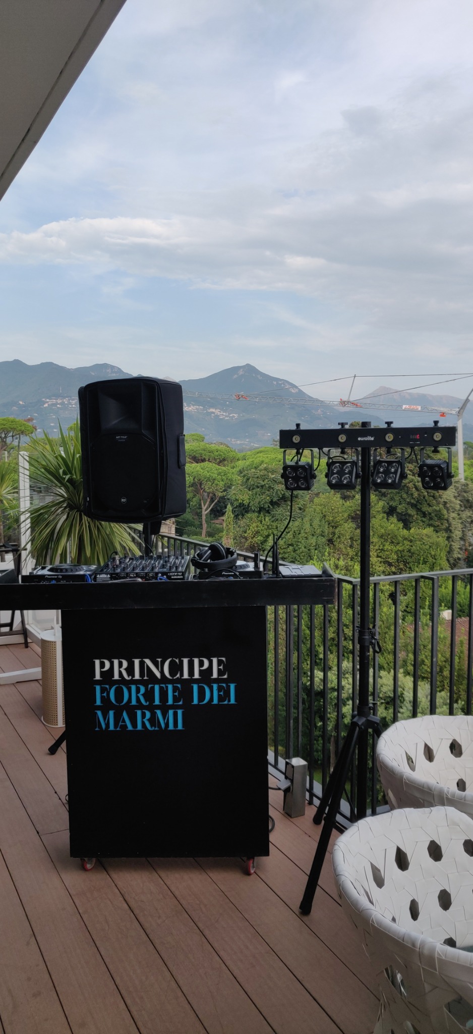 Setup DJ con vista sulle Alpi Apuane
