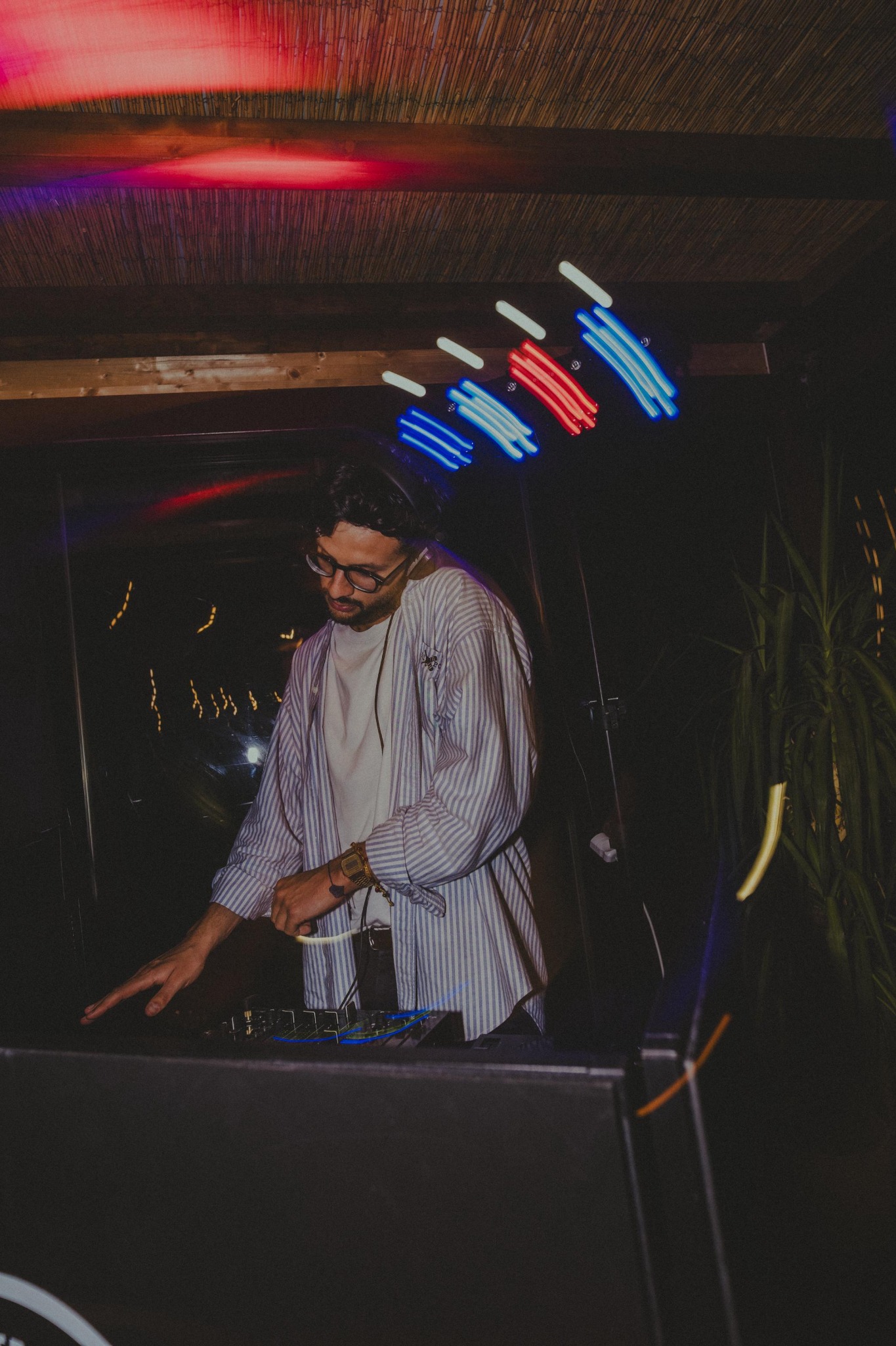 Lorendini durante un DJ set serale
