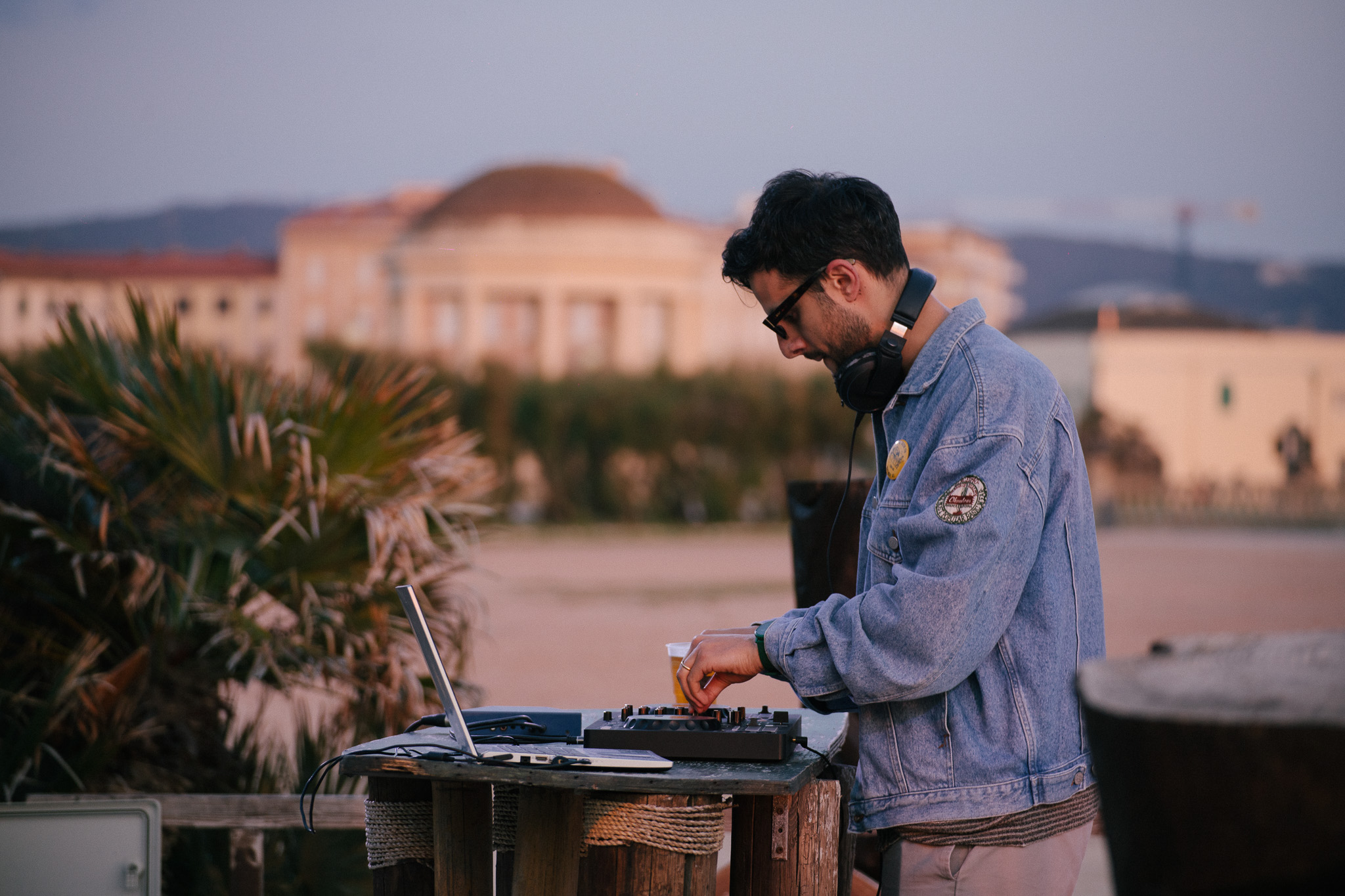 Lorendini durante un DJ set all'aperto
