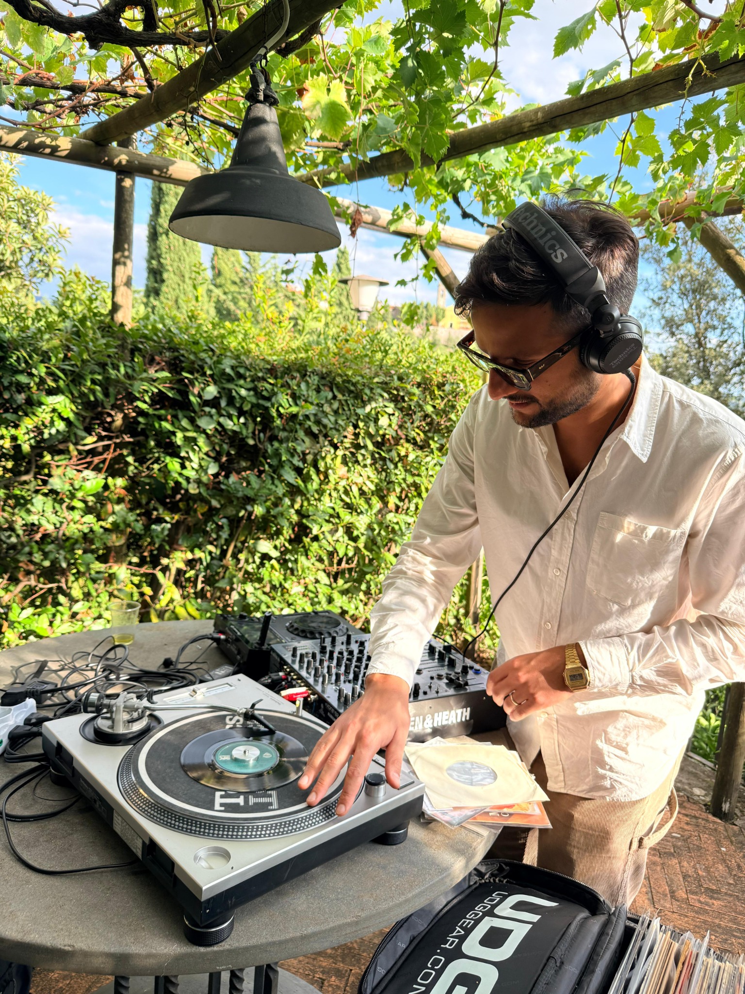 Setup DJ in una location a Forte dei Marmi