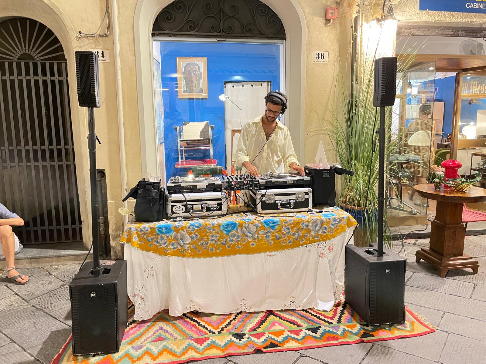 DJ set in strada