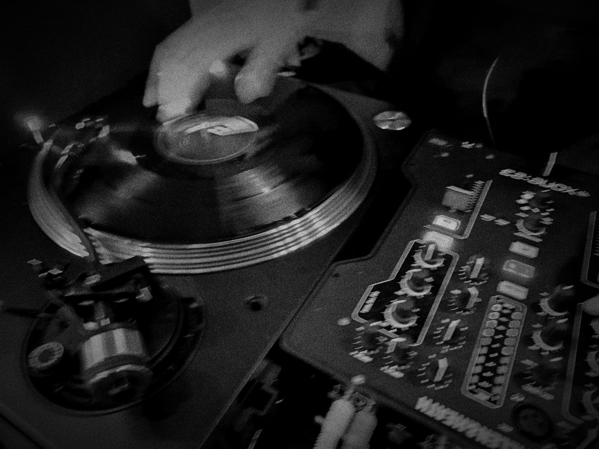 Mano su un disco in vinile