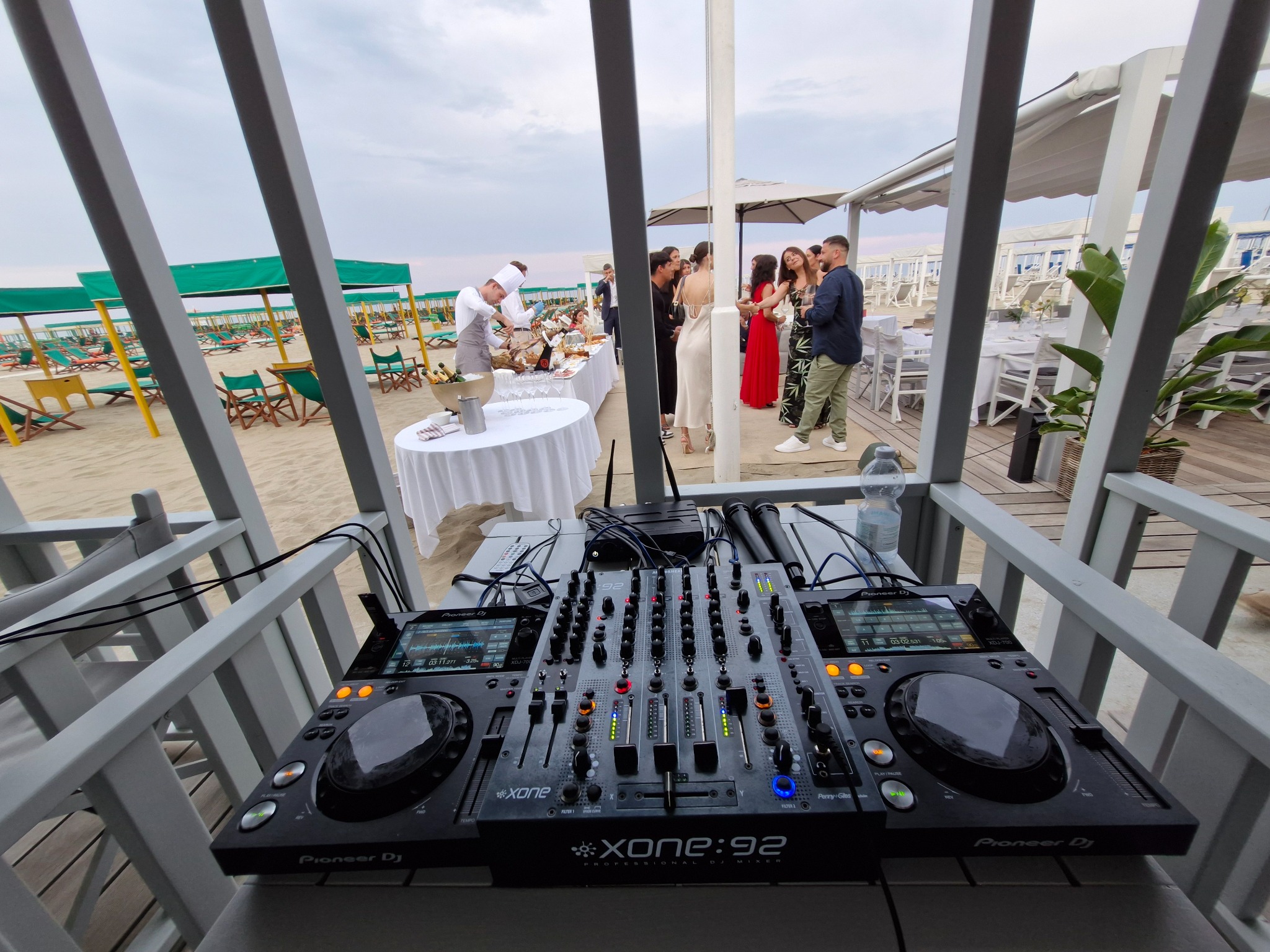 Evento sulla spiaggia al tramonto